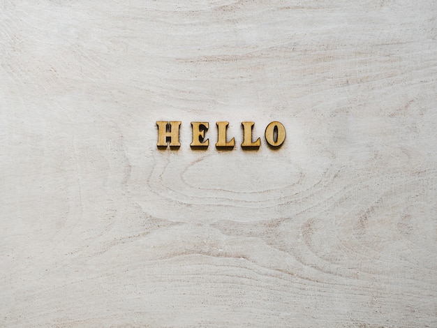 Letras de madera sobre un tablero blanco