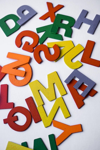 letras de madera de varios colores en el fondo blanco