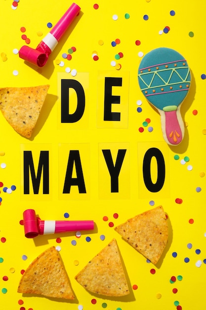 Letras de Mayo con nachos y decoraciones