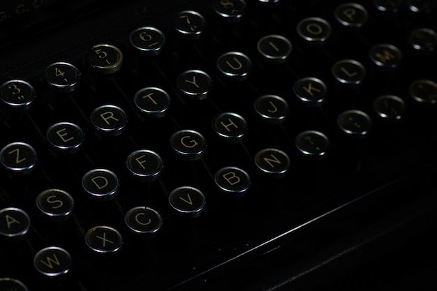 Letras nas teclas de uma velha máquina de escrever