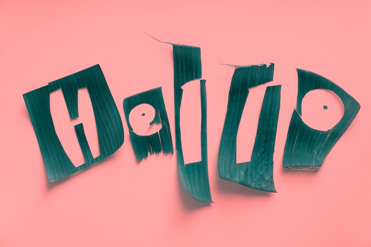Foto letras de palabras hello de hojas verdes tropicales.
