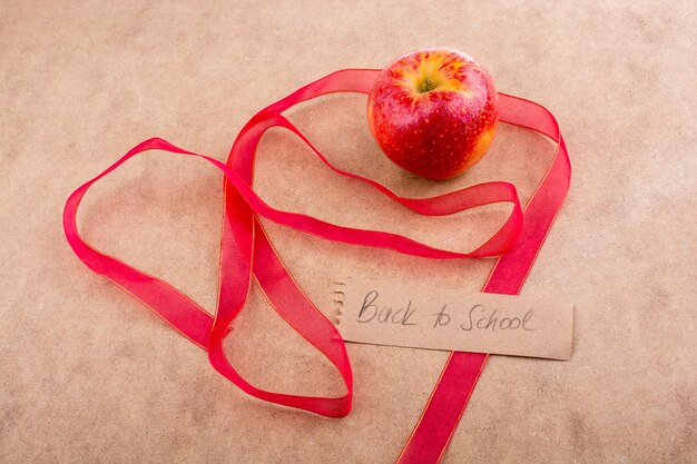 Letras de regreso a la escuela con manzana y una cinta