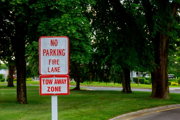 Letras rojas en señal blanca No hay señal de estacionamiento en Fire Lane