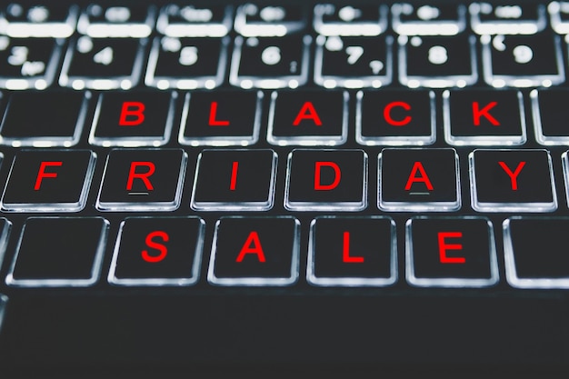 Letras rojas en un teclado negro. La temporada de rebajas. Compras en línea en línea. Vista cercana en el teclado conceptual - Black Friday