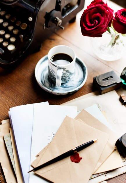 Letras y una taza de café sobre una mesa