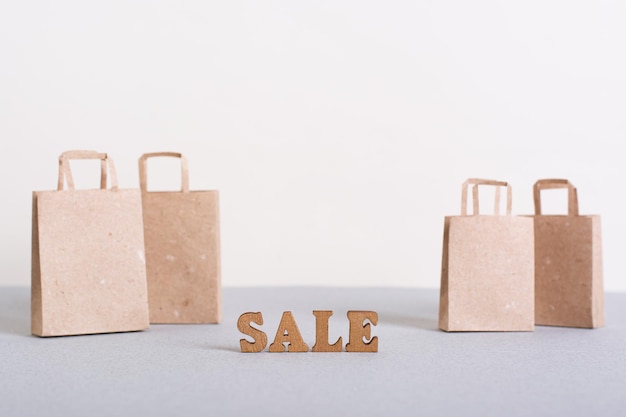 Letras de venta de viernes verde y bolsas de papel en la mesa