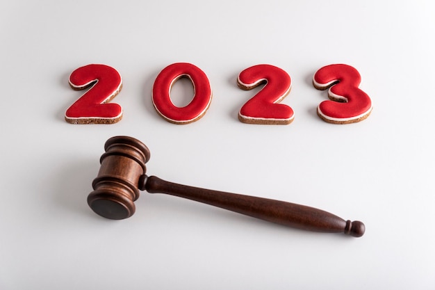 Letras vermelhas 2023 e juízes martelo ou martelo sobre fundo branco Caso do Tribunal no Ano Novo