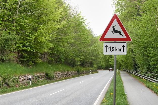 Un letrero alemán que indica que los ciervos pueden cruzar la calle desde el bosque