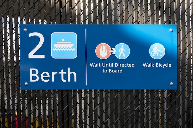 Foto letrero azul para el muelle 2 que proporciona información a los pasajeros en una terminal de transbordadores