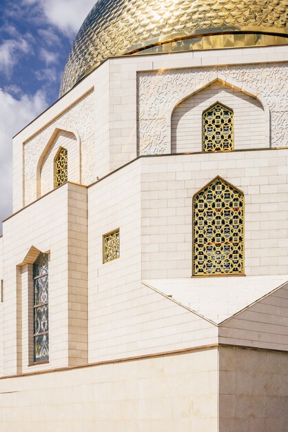 El letrero conmemorativo dedicado a la adopción del Islam por los búlgaros en 922. Parte del edificio.