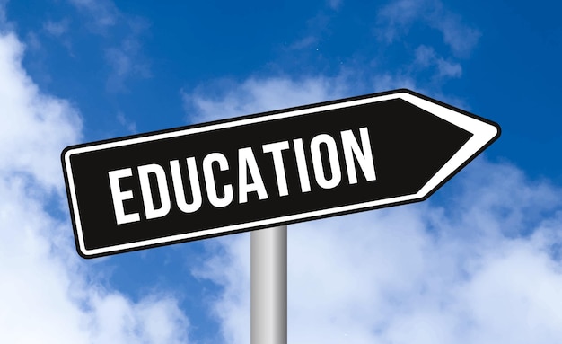 Letrero de educación en el fondo del cielo azul