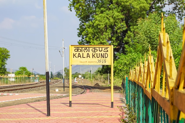 Letrero ferroviario en la plataforma de la estación de tren del pueblo de montaña Kalakund Madhya Pradesh