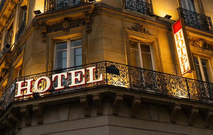 Foto letrero de hotel iluminado tomado en parís por la noche