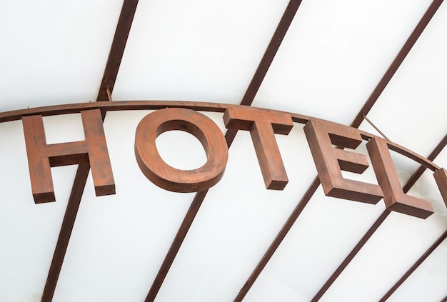 Foto letrero de hotel moderno sobre la entrada de la marquesina de cristal
