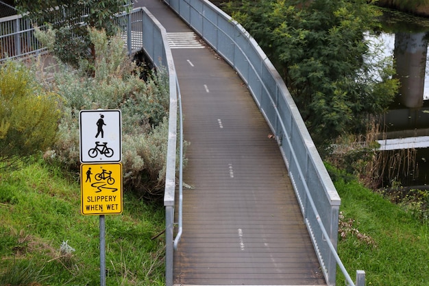 Letrero de información en el puente