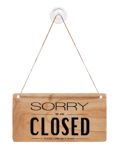 Un letrero de madera colgado con el mensaje SORRY WE ARE CLOSED aislado sobre un fondo blanco con un camino de recorte