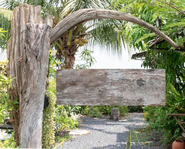 Letrero de madera con fondo de vista al jardín