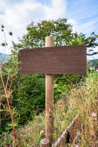 Letrero de madera en el jardín.