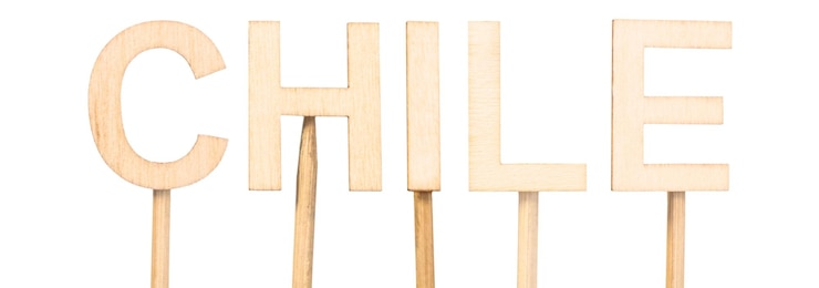 Foto letrero de madera minimalista con el nombre del país chile en un estilo artesanal limpio país latinoamericano