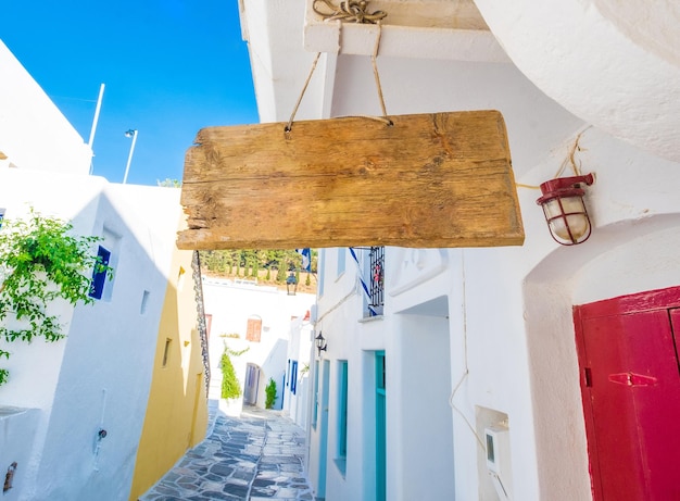 Letrero de madera vacío colgado en la cuerda Grecia