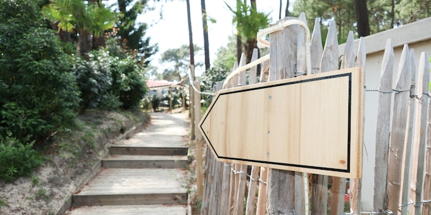 Un letrero de madera vacío indica el camino hacia el camino escalonado