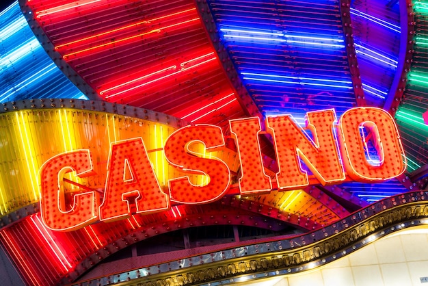 El letrero de neón del casino al aire libre por la noche