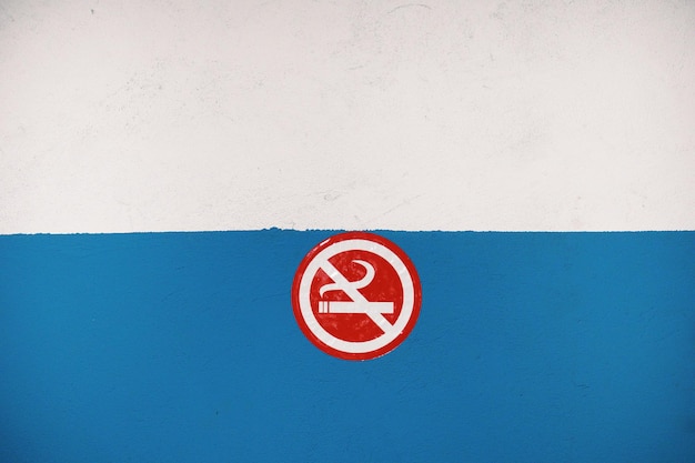 El letrero de no fumar en la pared
