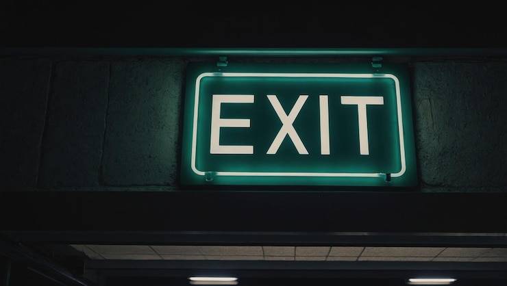 Foto un letrero con la palabra exit en un fondo oscuro