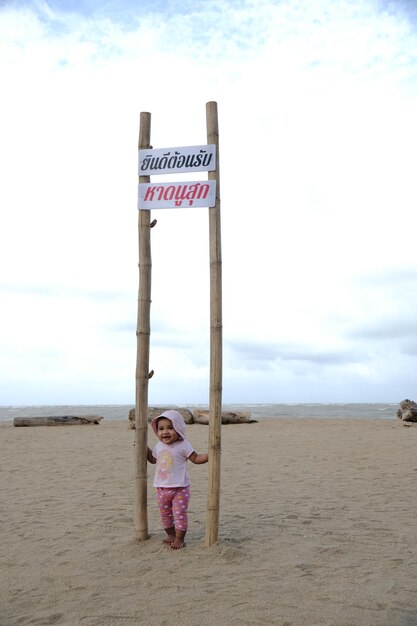 Un letrero en una playa dice