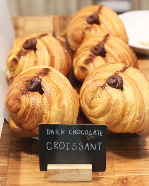 un letrero que dice croissants de chocolate oscuro en él