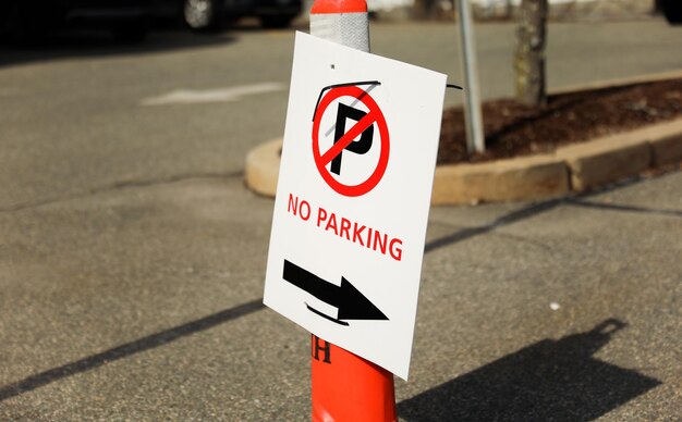 Un letrero que dice que no hay estacionamiento en él