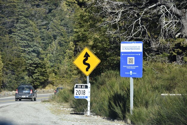 Foto un letrero que dice que nueva york está al lado de una carretera