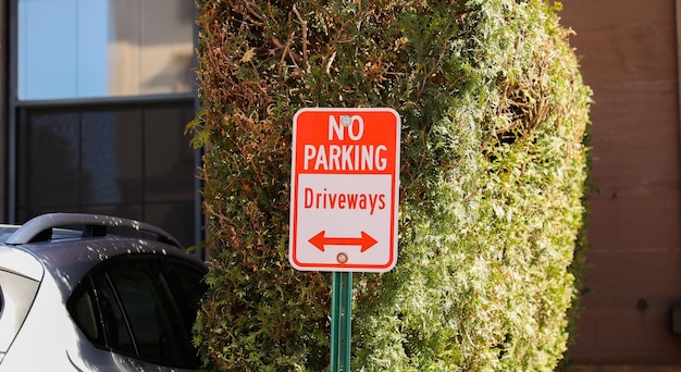 Foto un letrero rojo y blanco que dice prohibido estacionar.