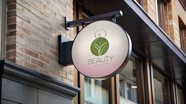 un letrero para el salón de belleza está colgado de una pared de ladrillo