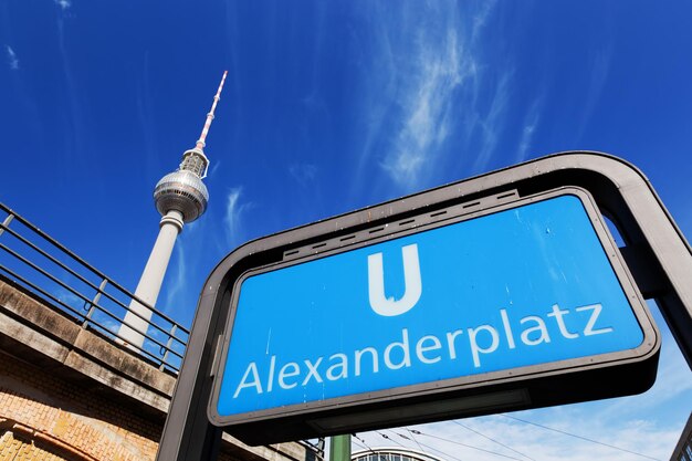 El letrero de Ubahn Alexanderplatz y la torre de televisión de Berlín, Alemania