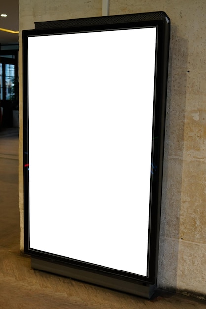 Letrero vacío de panel moderno de pantalla blanca en blanco de medios digitales para diseño de publicidad en maqueta de pared