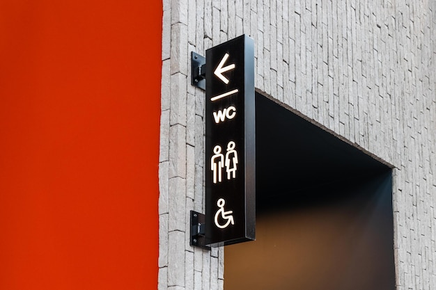 Letreros de baños públicos con un símbolo de acceso para discapacitados. Icono de baños