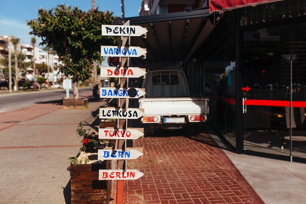 Foto letreros de madera en la calle alanya en turquía