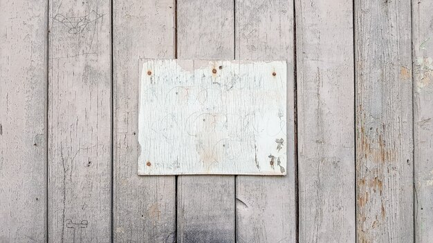 Letreros en una maqueta de pared de madera rústica. marcos vintage en una pared de madera vieja. Textura de fondo de madera gris con espacio de copia. mesa de madera de pared.