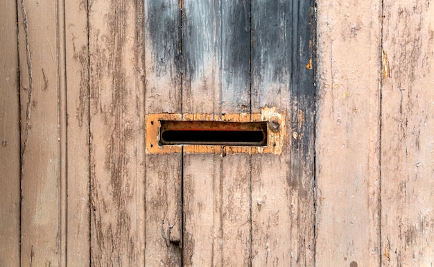 Letterbox en una puerta de madera