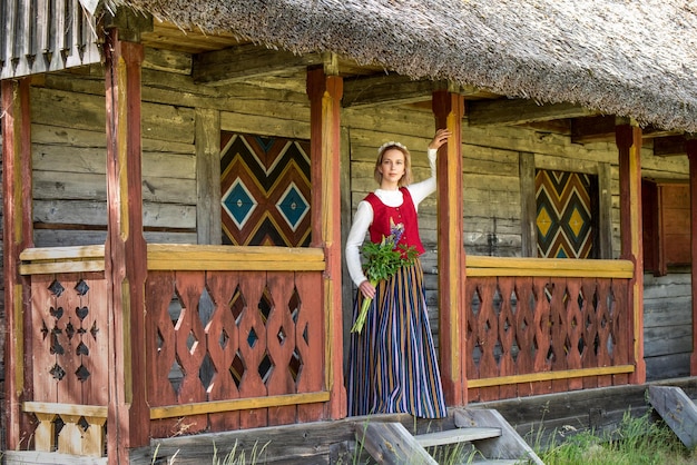 Lettische Frau in traditioneller Kleidung Ligo Folk