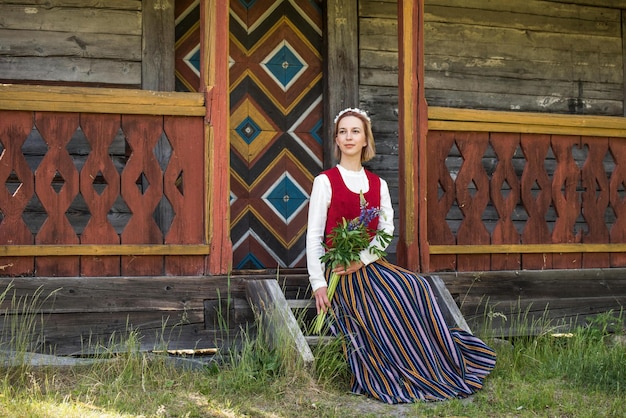 Foto lettische frau in traditioneller kleidung ligo folk