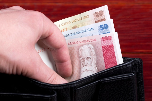 Lettisches Geld Lats in der schwarzen Brieftaschex9