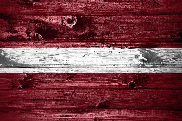 Lettland Flagge auf Holzbohlen Hintergrund Holzfahne