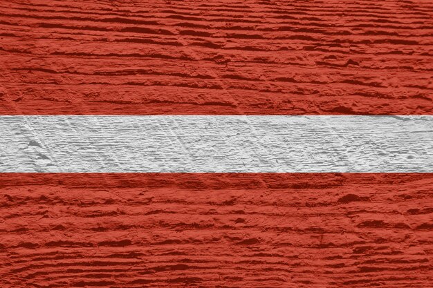 Lettland-Flagge mit Holzstruktur