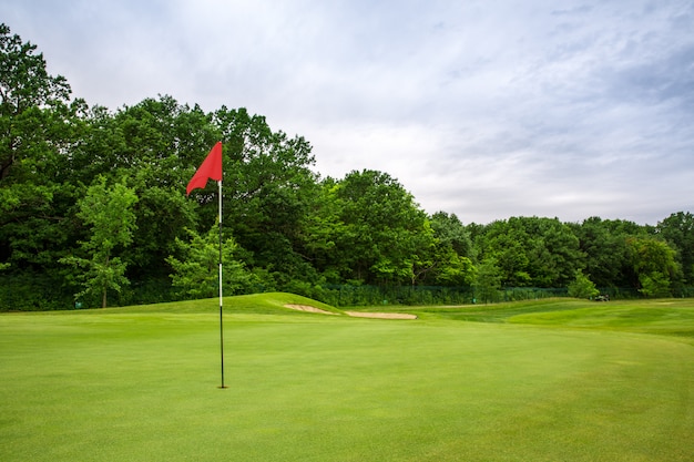 Letztes Loch mit Flagge, Rasen auf dem Golfplatz