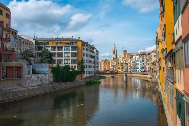 leuchtend bunte Häuser in der Stadt Girona