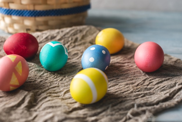 Leuchtend bunte Ostereier mit Frühlingsblumen auf grauem Hintergrund Festliche Frühlings-Osterkarte