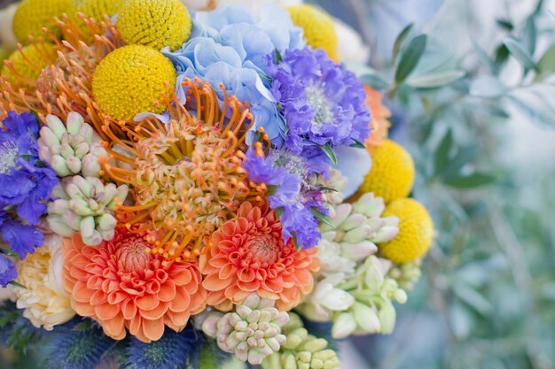 Leuchtend bunter Italien-Hochzeitsstrauß mit orangegelben weißen und blauen Blumen Sizilien-Hochzeitskonzept