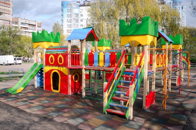 Leuchtend farbige Struktur auf dem Spielplatz